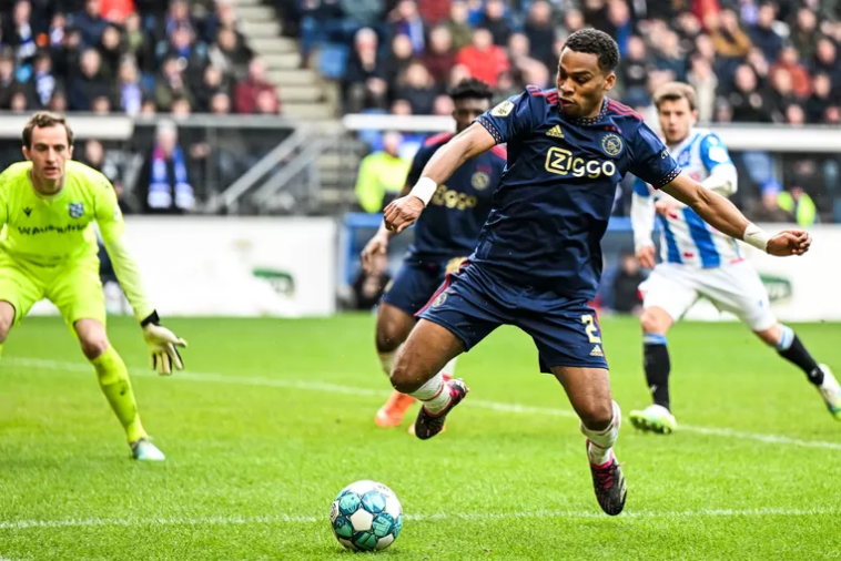 Ajax verrassend eenvoudig langs Heerenveen 4-2: zevende competitiezege op rij